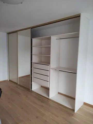 Vstavaná skriňa na mieru s kombinovanou výplňou dverí, biela