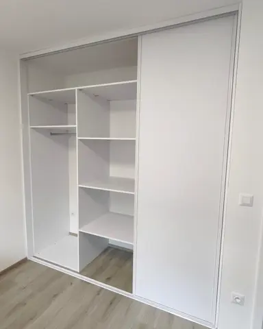 Vstavaná skriňa na mieru s dverami v dekore dreva, biela