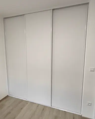 Vstavaná skriňa na mieru, trojdverová s dverami v dekore dreva, biela