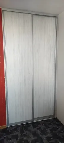 Vstavaná skriňa na mieru, dvojdverová s dverami v dekore javor