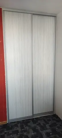 Vstavaná skriňa na mieru, dvojdverová s dverami v dekore javor