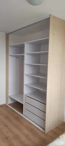 Vstavaná skriňa na mieru, dvojdverová s dverami v dekore buk