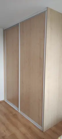 Vstavaná skriňa na mieru, dvojdverová s dverami v dekore javor