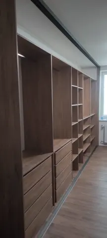 Vstavaná skriňa na mieru s dverami v dekore orech