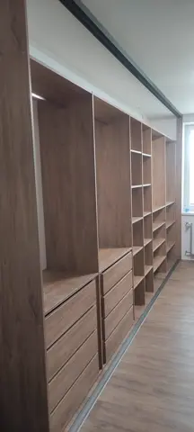Vstavaná skriňa na mieru s dverami v dekore orech