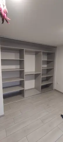 Vstavaná skriňa na mieru, sivá