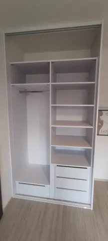 Vstavaná skriňa na mieru s dverami v dekore dreva, biela