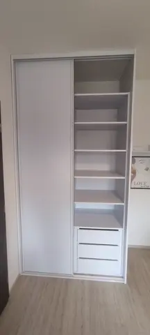 Vstavaná skriňa na mieru s dverami v dekore dreva, biela