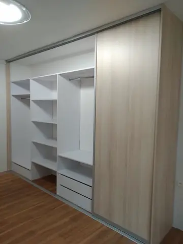 Vstavaná skriňa na mieru s dverami v dekore buk