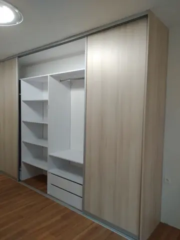 Vstavaná skriňa na mieru s dverami v dekore buk