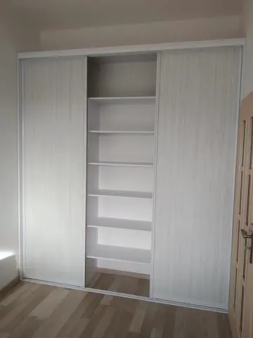 Vstavaná skriňa na mieru, trojdverová s dverami v dekore dreva, kombinácia dekorov