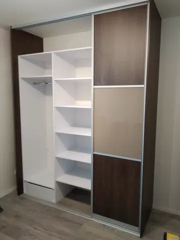 Vstavaná skriňa na mieru s kombinovanou výplňou dverí v dekore orech