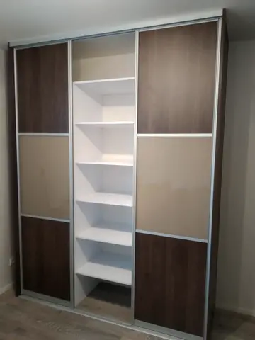 Vstavaná skriňa na mieru s kombinovanou výplňou dverí v dekore orech