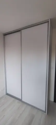 Vstavaná skriňa na mieru, dvojdverová s dverami v dekore dreva, biela