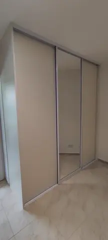 Vstavaná skriňa na mieru, trojdverová s kombinovanou výplňou dverí