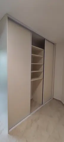 Vstavaná skriňa na mieru, trojdverová s kombinovanou výplňou dverí