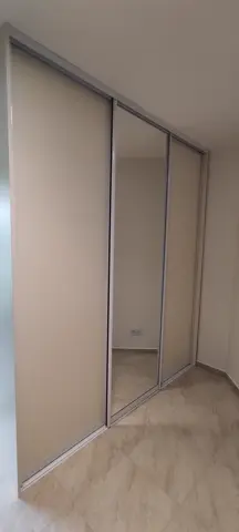 Vstavaná skriňa na mieru, trojdverová s kombinovanou výplňou dverí