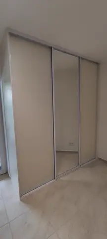 Vstavaná skriňa na mieru, trojdverová s kombinovanou výplňou dverí