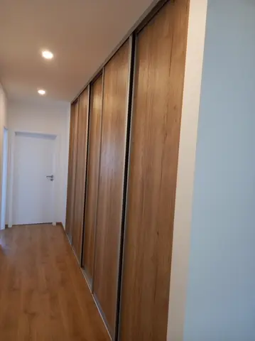 Vstavaná skriňa na mieru do chodby a predsiene, štvordverová s dverami v dekore dub