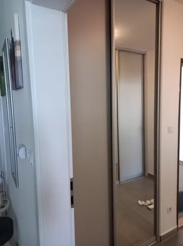 Vstavaná skriňa na mieru do chodby a predsiene so zrkadlovými dverami, sivá