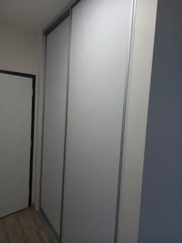 Vstavaná skriňa na mieru do chodby a predsiene, dvojdverová so sklenenou výplňou, biela