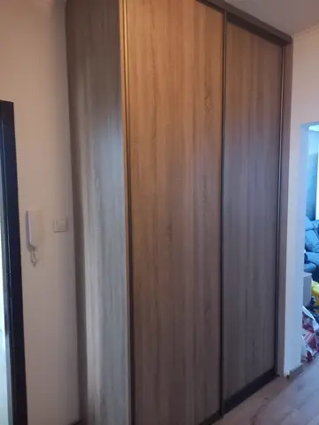 Vstavaná skriňa na mieru do chodby a predsiene, trojdverová s dverami v dekore dub