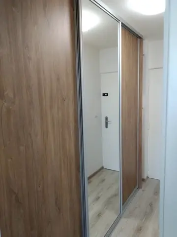 Vstavaná skriňa na mieru do chodby a predsiene, dvojdverová s kombinovanou výplňou dverí v dekore dub