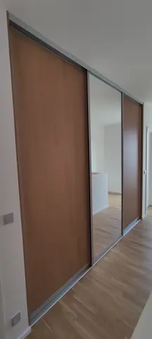 Vstavaná skriňa na mieru do chodby a predsiene, trojdverová s kombinovanou výplňou dverí v dekore dub