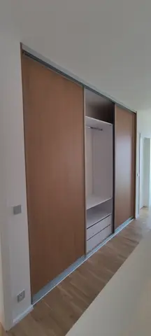 Vstavaná skriňa na mieru do chodby a predsiene s dverami v dekore dub