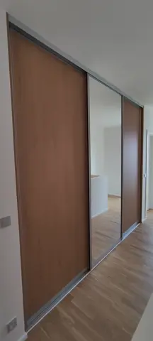 Vstavaná skriňa na mieru do chodby a predsiene, trojdverová s kombinovanou výplňou dverí v dekore dub
