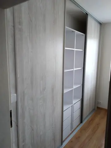 Vstavaná skriňa na mieru do chodby a predsiene, trojdverová s dverami v dekore dub