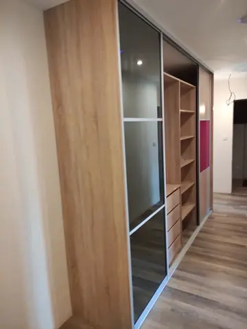 Vstavaná skriňa na mieru do chodby a predsiene s kombinovanou výplňou dverí v dekore dub