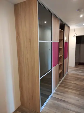 Vstavaná skriňa na mieru do chodby a predsiene s kombinovanou výplňou dverí v dekore dub