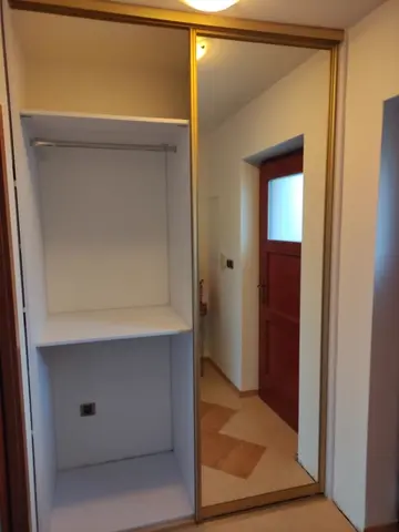 Vstavaná skriňa na mieru do chodby a predsiene, dvojdverová so zrkadlovými dverami, biela