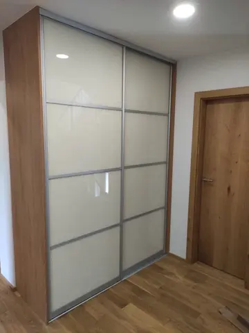 Vstavaná skriňa na mieru do chodby a predsiene, dvojdverová so sklenenou výplňou, kombinácia dekorov