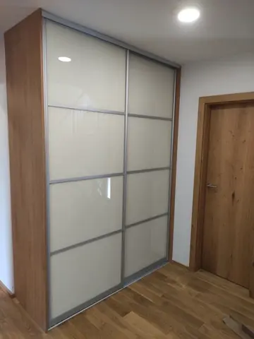 Vstavaná skriňa na mieru do chodby a predsiene, dvojdverová so sklenenou výplňou, kombinácia dekorov