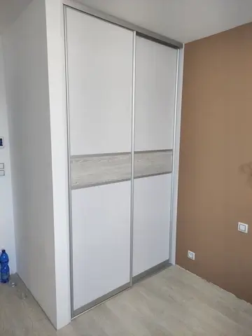 Vstavaná skriňa na mieru do chodby a predsiene, dvojdverová s kombinovanou výplňou dverí, biela