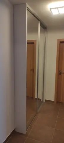 Vstavaná skriňa na mieru do chodby a predsiene, dvojdverová so zrkadlovými dverami, biela