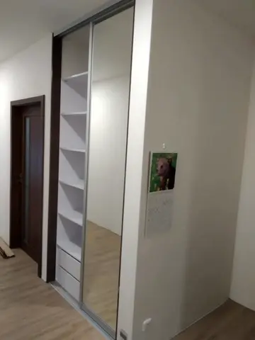 Vstavaná skriňa na mieru do chodby a predsiene s kombinovanou výplňou dverí v dekore orech