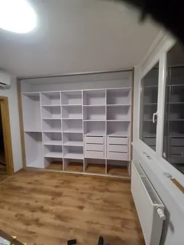 Vstavaná skriňa na mieru do chodby a predsiene s kombinovanou výplňou dverí, sivá