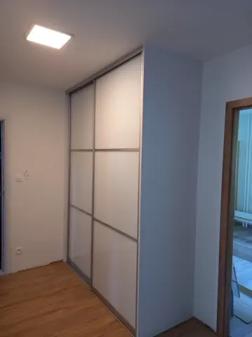 Vstavaná skriňa na mieru do chodby a predsiene, dvojdverová so sklenenou výplňou, biela