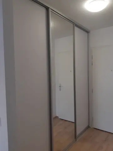 Vstavaná skriňa na mieru do chodby a predsiene, trojdverová s kombinovanou výplňou dverí, sivá