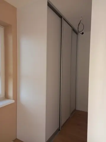 Vstavaná skriňa na mieru do chodby a predsiene so sklenenou výplňou, sivá