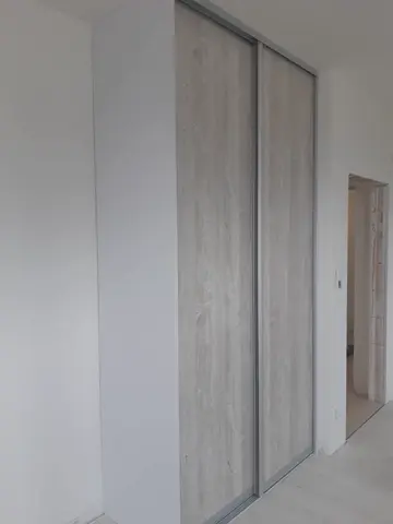 Vstavaná skriňa na mieru do chodby a predsiene, dvojdverová s dverami v dekore dreva, sivá