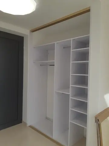 Vstavaná skriňa na mieru do chodby a predsiene, biela