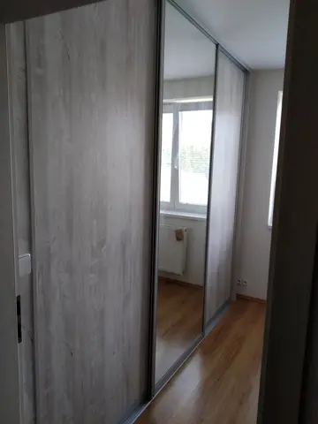 Vstavaná skriňa na mieru do chodby a predsiene s kombinovanou výplňou dverí v dekore dub