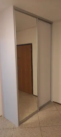 Vstavaná skriňa na mieru do chodby a predsiene, dvojdverová s kombinovanou výplňou dverí, biela