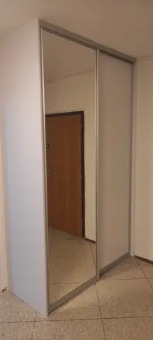 Vstavaná skriňa na mieru do chodby a predsiene, dvojdverová s kombinovanou výplňou dverí, biela