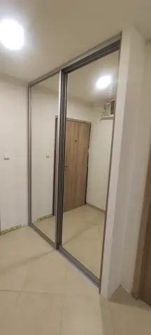 Vstavaná skriňa na mieru do chodby a predsiene, dvojdverová so zrkadlovými dverami