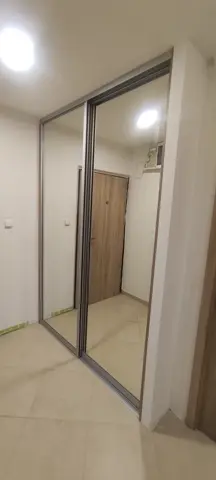 Vstavaná skriňa na mieru do chodby a predsiene, dvojdverová so zrkadlovými dverami